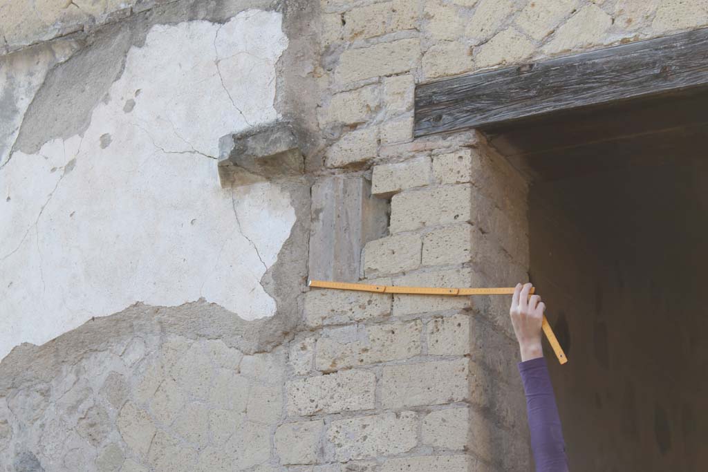 V.35 Herculaneum. March 2014. Courtyard 12. Detail from west wall.
Foto Annette Haug, ERC Grant 681269 DÉCOR